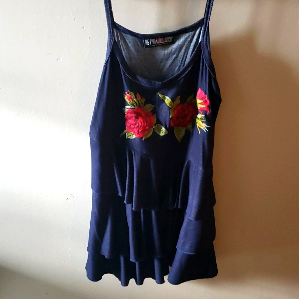 Pyramid collection size large ruffle rose tank top